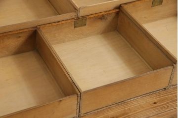 アンティーク家具　イギリスアンティーク　使い込まれた質感が味わい深い大型サイドボード(カウンターキャビネット、サイドチェスト、戸棚)