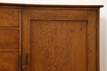 アンティーク家具　イギリスアンティーク　使い込まれた質感が味わい深い大型サイドボード(カウンターキャビネット、サイドチェスト、戸棚)