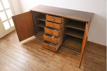 アンティーク家具　イギリスアンティーク　使い込まれた質感が味わい深い大型サイドボード(カウンターキャビネット、サイドチェスト、戸棚)