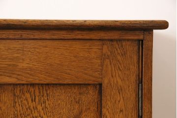 アンティーク家具　イギリスアンティーク　使い込まれた質感が味わい深い大型サイドボード(カウンターキャビネット、サイドチェスト、戸棚)