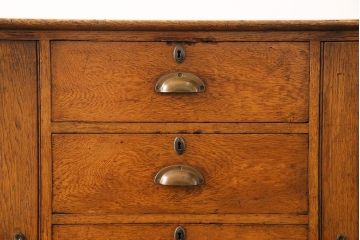 アンティーク家具　イギリスアンティーク　使い込まれた質感が味わい深い大型サイドボード(カウンターキャビネット、サイドチェスト、戸棚)