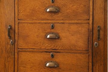 アンティーク家具　イギリスアンティーク　使い込まれた質感が味わい深い大型サイドボード(カウンターキャビネット、サイドチェスト、戸棚)