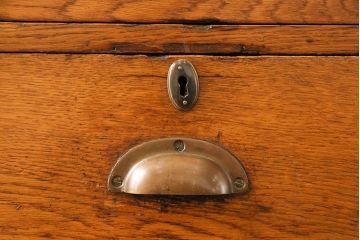 アンティーク家具　イギリスアンティーク　使い込まれた質感が味わい深い大型サイドボード(カウンターキャビネット、サイドチェスト、戸棚)