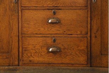 アンティーク家具　イギリスアンティーク　使い込まれた質感が味わい深い大型サイドボード(カウンターキャビネット、サイドチェスト、戸棚)