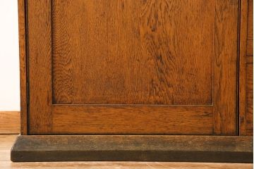 アンティーク家具　イギリスアンティーク　使い込まれた質感が味わい深い大型サイドボード(カウンターキャビネット、サイドチェスト、戸棚)