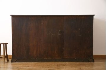 アンティーク家具　イギリスアンティーク　使い込まれた質感が味わい深い大型サイドボード(カウンターキャビネット、サイドチェスト、戸棚)