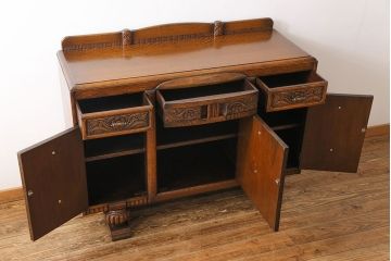 アンティーク家具　イギリスアンティーク　オーク材　緻密な装飾が美しいサイドボード(サイドキャビネット、収納棚)