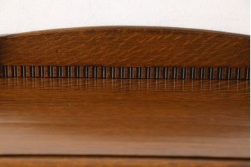 アンティーク家具　イギリスアンティーク　オーク材　緻密な装飾が美しいサイドボード(サイドキャビネット、収納棚)