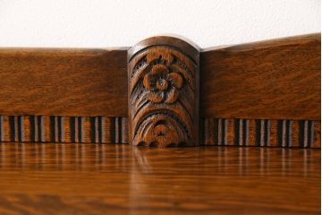 アンティーク家具　イギリスアンティーク　オーク材　緻密な装飾が美しいサイドボード(サイドキャビネット、収納棚)