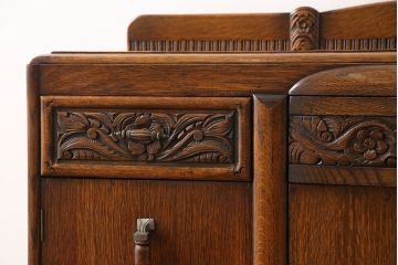 アンティーク家具　イギリスアンティーク　オーク材　緻密な装飾が美しいサイドボード(サイドキャビネット、収納棚)