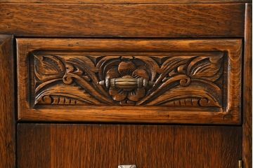 アンティーク家具　イギリスアンティーク　オーク材　緻密な装飾が美しいサイドボード(サイドキャビネット、収納棚)
