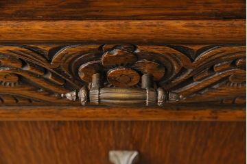 アンティーク家具　イギリスアンティーク　オーク材　緻密な装飾が美しいサイドボード(サイドキャビネット、収納棚)