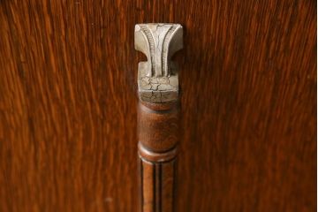 アンティーク家具　イギリスアンティーク　オーク材　緻密な装飾が美しいサイドボード(サイドキャビネット、収納棚)