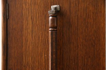 アンティーク家具　イギリスアンティーク　オーク材　緻密な装飾が美しいサイドボード(サイドキャビネット、収納棚)