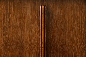 アンティーク家具　イギリスアンティーク　オーク材　緻密な装飾が美しいサイドボード(サイドキャビネット、収納棚)