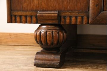 アンティーク家具　イギリスアンティーク　オーク材　緻密な装飾が美しいサイドボード(サイドキャビネット、収納棚)