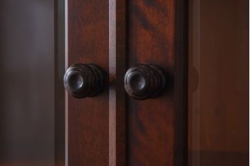 【S様ご成約済・ご決済用】中古　北海道民芸家具　上品な雰囲気漂うビューローブックケース(ライティングビューロー、机、本箱、収納棚)(定価約49万円)(1)