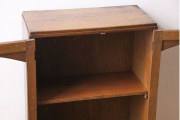 レトロ家具　昭和レトロ　ナラ材　扉のデザインが可愛らしいキャビネット(本箱、収納棚)