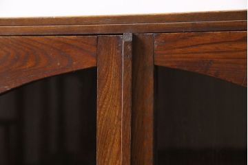 レトロ家具　昭和レトロ　ナラ材　扉のデザインが可愛らしいキャビネット(本箱、収納棚)