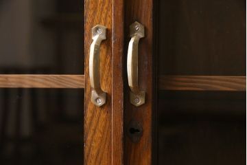 レトロ家具　昭和レトロ　ナラ材　扉のデザインが可愛らしいキャビネット(本箱、収納棚)