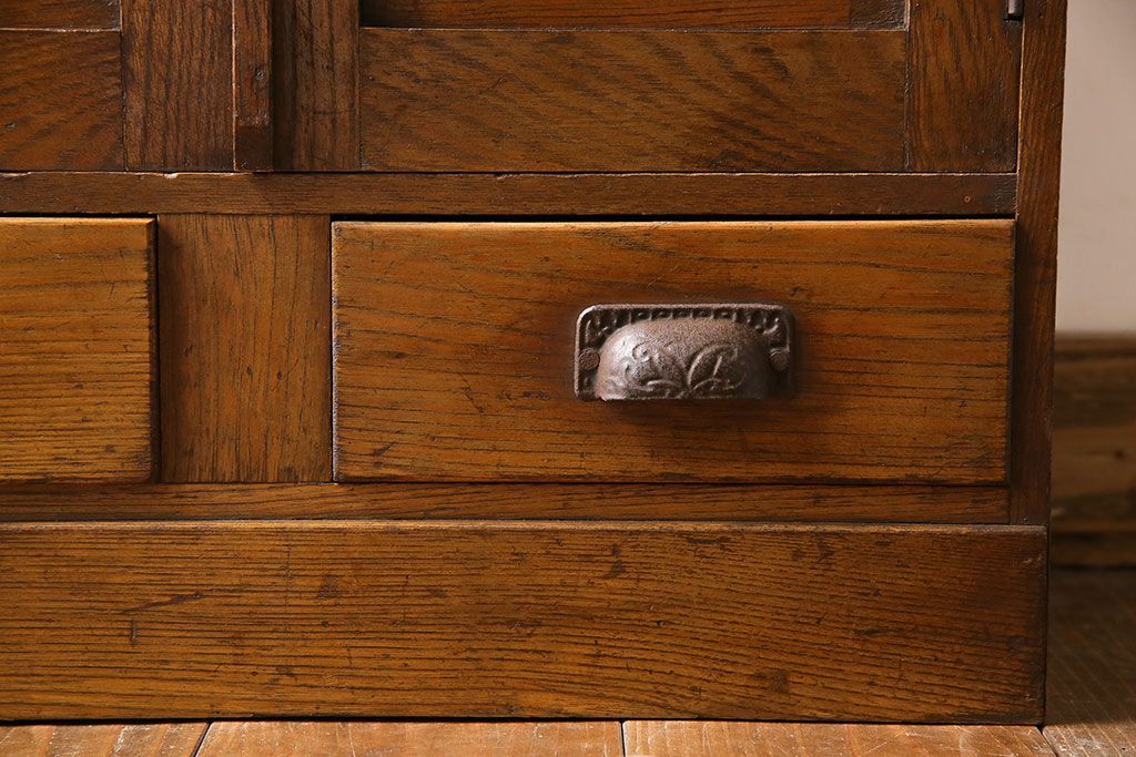 レトロ家具　昭和レトロ　ナラ材　扉のデザインが可愛らしいキャビネット(本箱、収納棚)