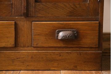 レトロ家具　昭和レトロ　ナラ材　扉のデザインが可愛らしいキャビネット(本箱、収納棚)