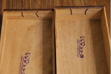 アンティーク家具　昭和初期　クスノキ材　艶やかな杢目の小引き出し(引き出し)