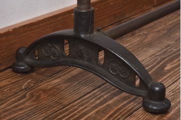 アンティーク雑貨　和製ビンテージ　無骨なデザインがクールなアイアンハンガーラック