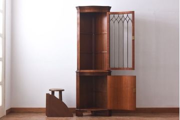 ヴィンテージ家具　イギリスビンテージ　ウォールナット材　杢目が美しいコーナーキャビネット(飾り棚、戸棚)