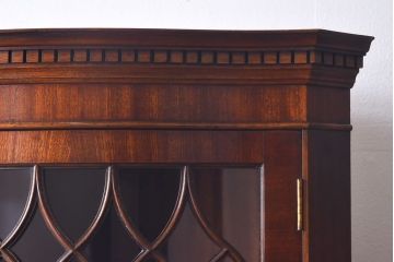 ヴィンテージ家具　イギリスビンテージ　ウォールナット材　杢目が美しいコーナーキャビネット(飾り棚、戸棚)