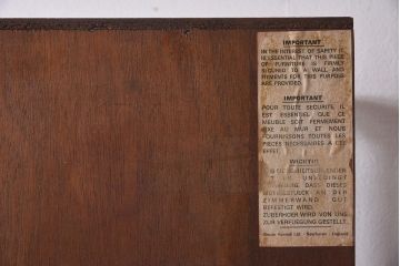 ヴィンテージ家具　イギリスビンテージ　ウォールナット材　杢目が美しいコーナーキャビネット(飾り棚、戸棚)