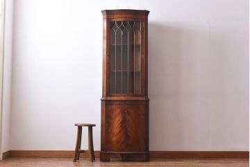 ヴィンテージ家具　イギリスビンテージ　ウォールナット材　杢目が美しいコーナーキャビネット(飾り棚、戸棚)