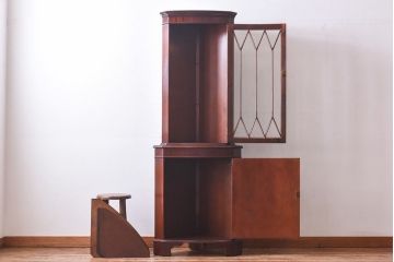 ヴィンテージ家具　イギリスビンテージ　マホガニー材　ステンドグラスが魅力的なコーナーキャビネット(飾り棚、戸棚)