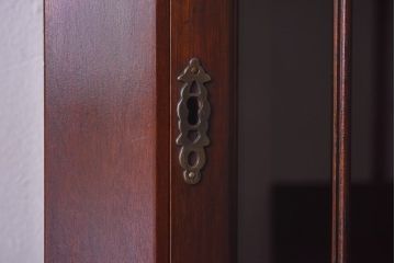 ヴィンテージ家具　イギリスビンテージ　マホガニー材　ステンドグラスが魅力的なコーナーキャビネット(飾り棚、戸棚)