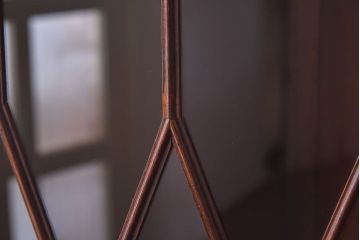 ヴィンテージ家具　イギリスビンテージ　マホガニー材　ステンドグラスが魅力的なコーナーキャビネット(飾り棚、戸棚)