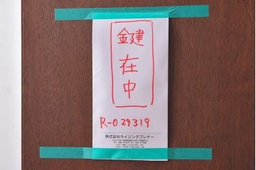 ヴィンテージ家具　イギリスビンテージ　マホガニー材　ステンドグラスが魅力的なコーナーキャビネット(飾り棚、戸棚)
