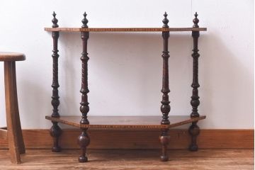アンティーク雑貨　イギリスアンティーク　エレガントな装飾が施されたインレイドシェルフ(飾り棚、花台)