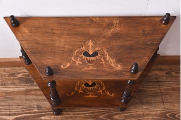 アンティーク雑貨　イギリスアンティーク　エレガントな装飾が施されたインレイドシェルフ(飾り棚、花台)