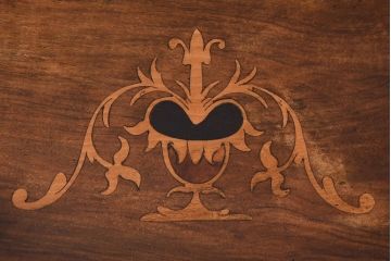 アンティーク雑貨　イギリスアンティーク　エレガントな装飾が施されたインレイドシェルフ(飾り棚、花台)