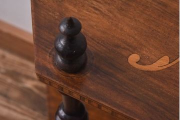 アンティーク雑貨　イギリスアンティーク　エレガントな装飾が施されたインレイドシェルフ(飾り棚、花台)