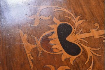 アンティーク雑貨　イギリスアンティーク　エレガントな装飾が施されたインレイドシェルフ(飾り棚、花台)