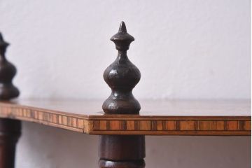 アンティーク雑貨　イギリスアンティーク　エレガントな装飾が施されたインレイドシェルフ(飾り棚、花台)