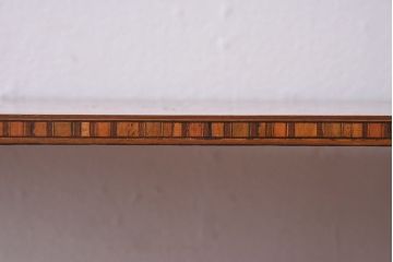 アンティーク雑貨　イギリスアンティーク　エレガントな装飾が施されたインレイドシェルフ(飾り棚、花台)