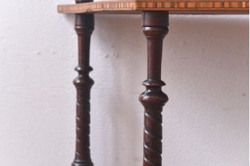 アンティーク雑貨　イギリスアンティーク　エレガントな装飾が施されたインレイドシェルフ(飾り棚、花台)