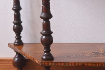 アンティーク雑貨　イギリスアンティーク　エレガントな装飾が施されたインレイドシェルフ(飾り棚、花台)