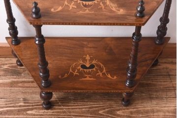 アンティーク雑貨　イギリスアンティーク　エレガントな装飾が施されたインレイドシェルフ(飾り棚、花台)