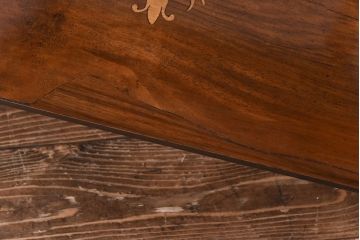 アンティーク雑貨　イギリスアンティーク　エレガントな装飾が施されたインレイドシェルフ(飾り棚、花台)