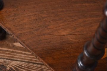 アンティーク雑貨　イギリスアンティーク　エレガントな装飾が施されたインレイドシェルフ(飾り棚、花台)