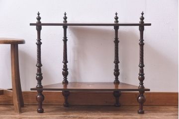 アンティーク雑貨　イギリスアンティーク　エレガントな装飾が施されたインレイドシェルフ(飾り棚、花台)