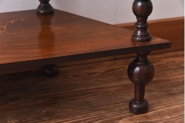 アンティーク雑貨　イギリスアンティーク　エレガントな装飾が施されたインレイドシェルフ(飾り棚、花台)